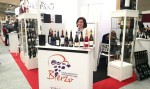 Misericordia Bello, presidenta del CRDO Bierzo, en un stand durante una acción promocional internacional de los vinos del Bierzo